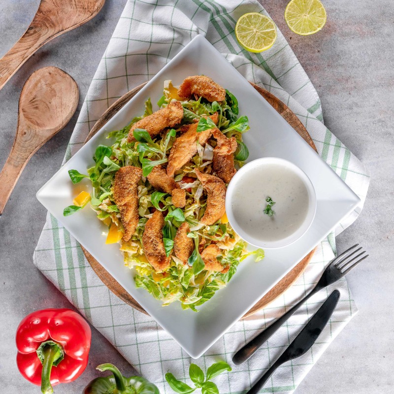 Pepite di pollo con insalata